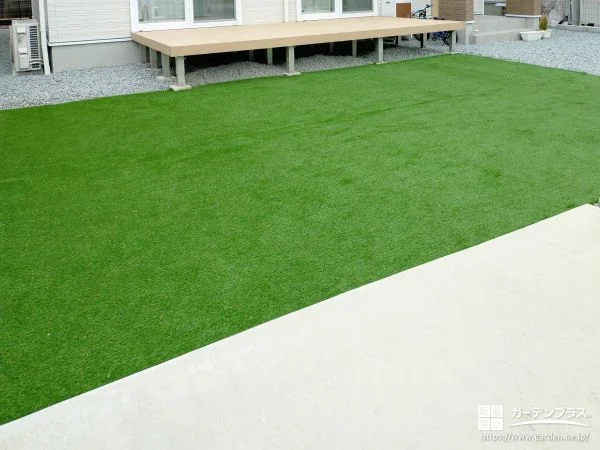 緑豊かで柔らかな感触が心地よい人工芝を敷設したお庭の工事