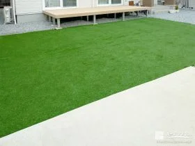 緑豊かで柔らかな感触が心地よい人工芝を敷設したお庭の工事