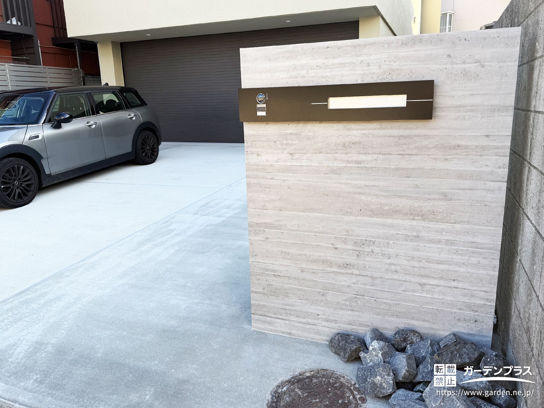 杉板の風合いが建物を引き立てる、重厚なタイル貼り門柱