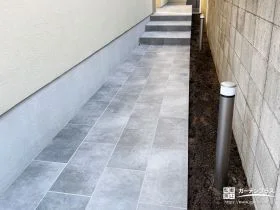 素材感で魅せる、高級感あふれるタイル貼りのアプローチ[施工後]