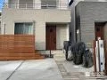 天然木のウッドデッキとフェンスで温もりを添えた外構工事