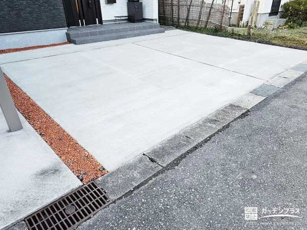 砂利敷きだった駐車スペースをコンクリートで平らに整えた工事