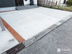 砂利敷きだった駐車スペースをコンクリートで平らに整えた工事
