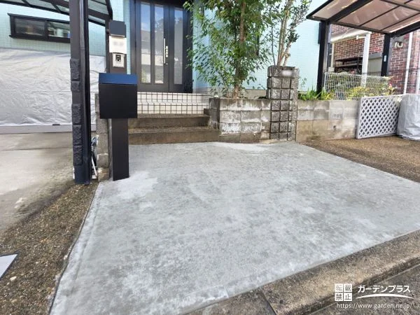 門周りを解体しコンクリートを打って駐車スペースを拡張した工事