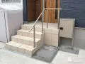 玄関ポーチ階段に手すりをとりつけ安全性を向上させた工事