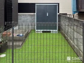 チャコールグレーのシックな物置で収納スペースを確保した工事