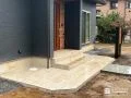 上品な仕上がりのタイル張り玄関ポーチ