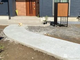 曲線のアプローチと優しい機能門柱で玄関周りを整えた工事