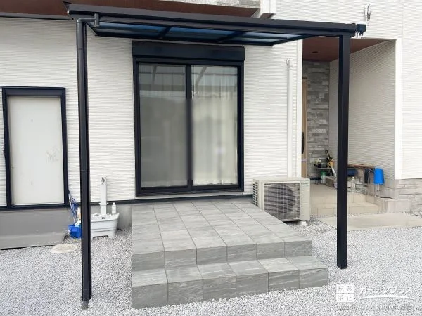 屋根付きのタイルデッキで快適に過ごせる家事空間をつくった工事