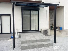 屋根付きのタイルデッキで快適に過ごせる家事空間をつくった工事