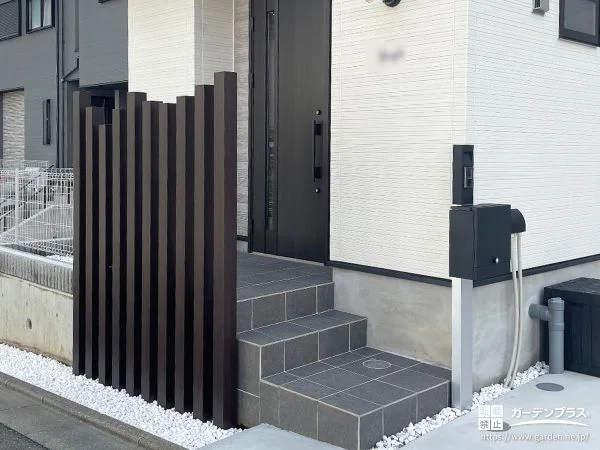 No.27985 玄関前を縦ラインが美しい枕木材で引き締め目隠しをした工事[施工後]