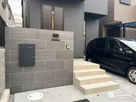 宅配ボックス付き造作門柱と階段増設で動線を整えた外構工事