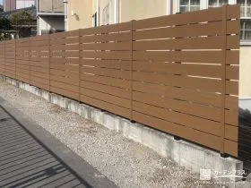 木目調フェンスで道路からの視線を優しく遮る目隠しフェンス工事