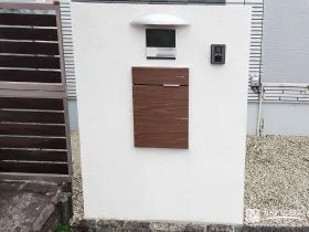 宅配ボックス付き門柱と人工芝で使いやすく整えたお庭周り工事