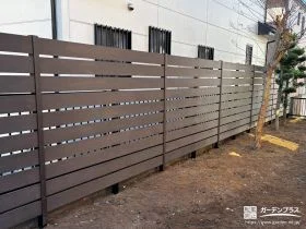 敷地境界に高尺の目隠しフェンスを設けて快適な空間にした工事