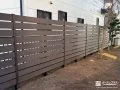 敷地境界に高尺の目隠しフェンスを設けて快適な空間にした工事