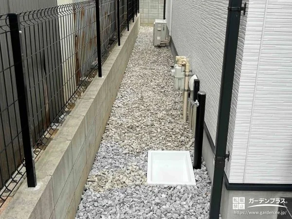 No.28004 シルバーホワイトの砂利で明るく雑草対策をした犬走り工事[施工後]