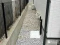 シルバーホワイトの砂利で明るく雑草対策をした犬走り工事
