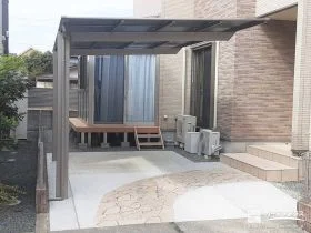 フラット屋根のすっきりカーポートで駐車スペースを整えた工事