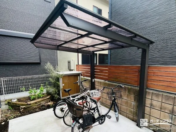 スタイリッシュなフラット屋根が自転車を守るサイクルポート工事