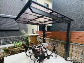 スタイリッシュなフラット屋根が自転車を守るサイクルポート工事