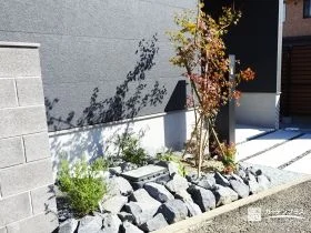 都会的な無機質さに自然の息吹を添えるロックガーデン[施工後]