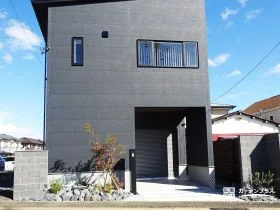 黒の外壁に映える。限られたスペースを賢く活かしたモダンな新築外構