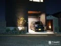 モダンな外構を彩る夜の照明
