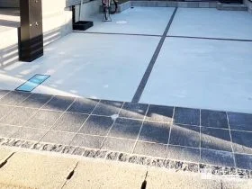 広々とした駐車スペースに彩りを添える、異素材のアクセント[施工後]