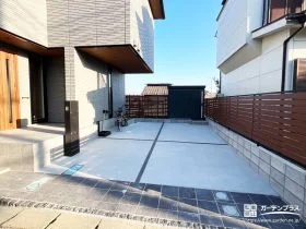 上品なグレージュの家に馴染む。高低差を活かした新築外構