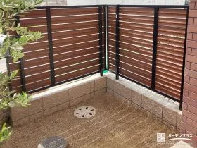ナチュラルなスリット入り木目調フェンスで目隠しをした工事