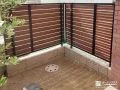 ナチュラルなスリット入り木目調フェンスで目隠しをした工事