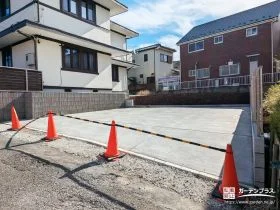 高低差のある敷地を活かした、安心感と使いやすさを両立する駐車スペース