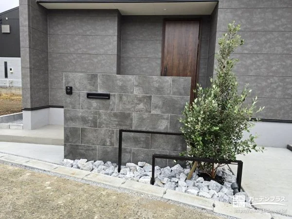 大判タイルの質感が主役。高級感を演出するデザイン門柱