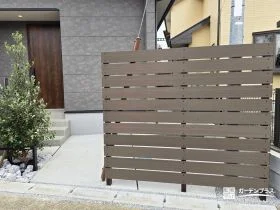 圧迫感なく視線を遮る、シックな色合いの目隠しフェンス[施工後]
