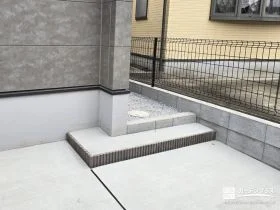 犬走りへと続く化粧ブロックの造作ステップ[施工後]