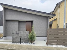 素材が引き立つモダンな平屋。予算内で叶えた上質な新築外構