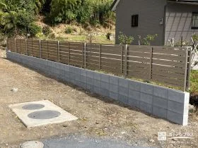 空間を引き締めるアルミ色の境界フェンス[施工後]