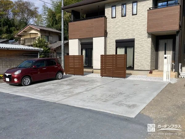 温かな木目調が彩る。視線を遮り開放感を持たせた新築外構