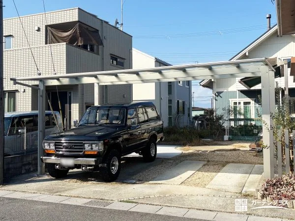 フラット屋根のカーポートでゆとりある駐車スペースを叶えた工事