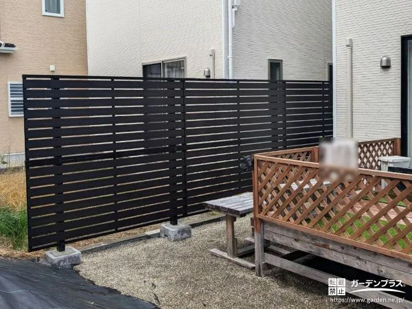 スタイリッシュな横板フェンスで敷地をすっきり区切った工事