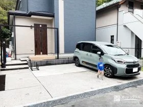 ネイビーの家に映える。コストを抑えて賢く叶えた新築外構