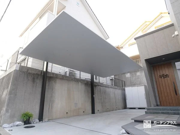 ノイズを削ぎ落とした、カーポートSCのある駐車空間