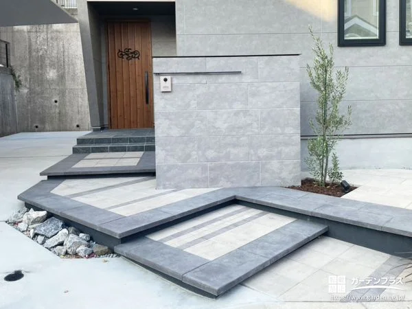 夜の静寂に光が浮かび上がる、幻想的な「浮き階段」