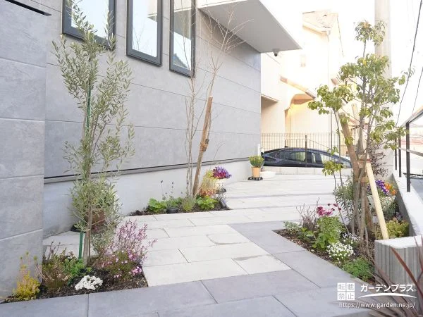 アプローチからの繋がりが美しいインターロッキングの庭