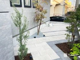 アプローチからの繋がりが美しいインターロッキングの庭[施工後]