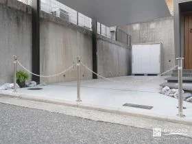 駐車スペースを守る車止め