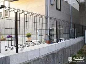 ブラックの開放感のある境界フェンス