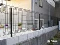 ブラックの開放感のある境界フェンス