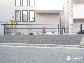 フレームフェンスが抜け感を演出する敷地境界